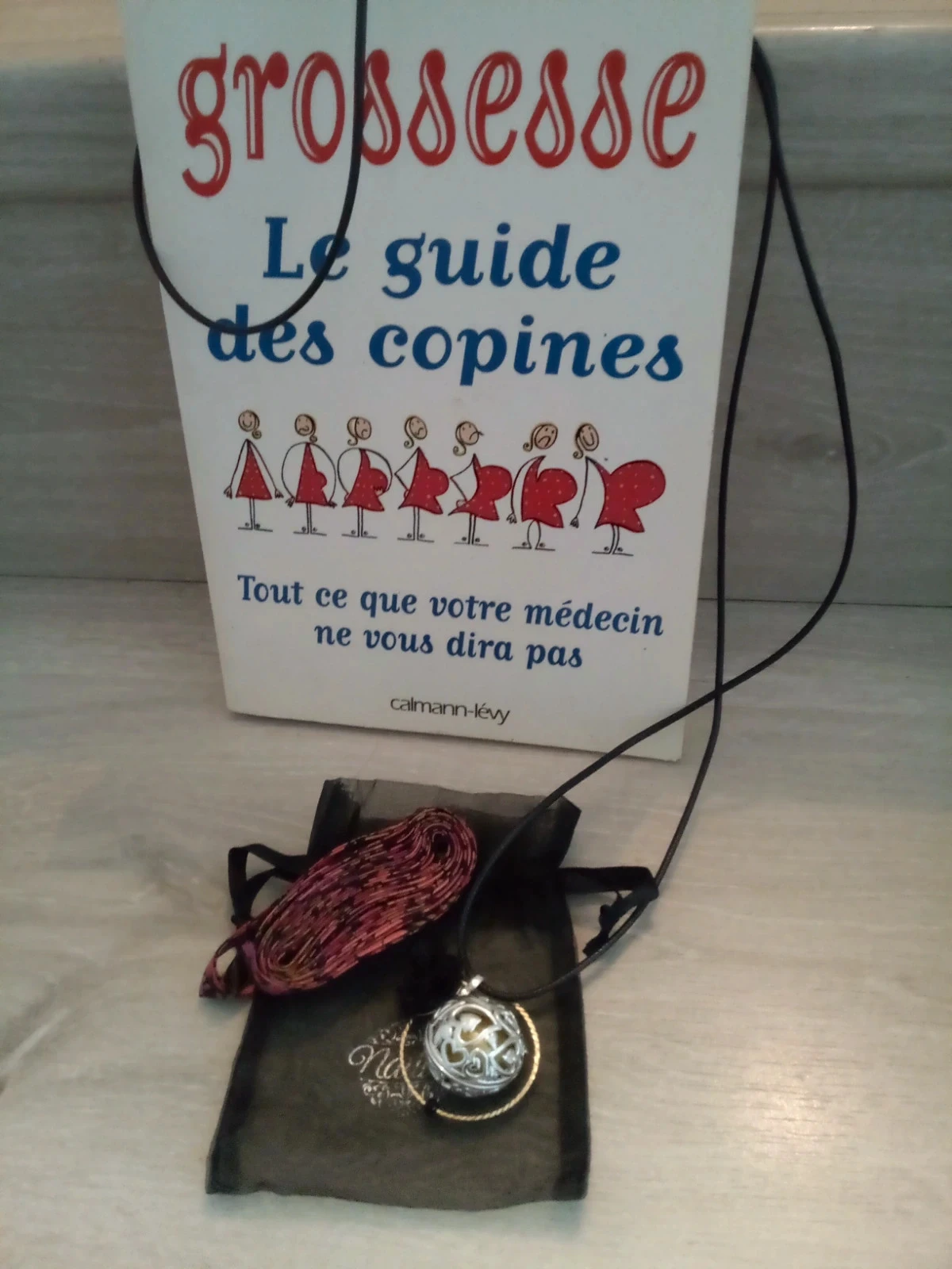 Lot livre + collier sautoir bola future maman